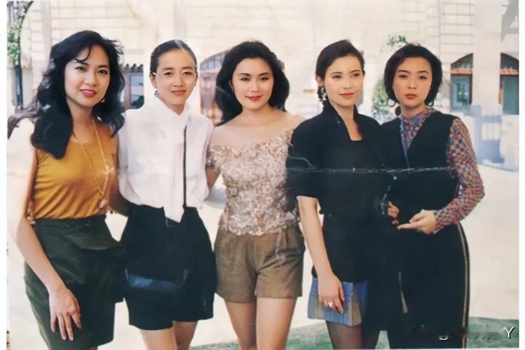 上世纪90年代，梁韵蕊、梅艳芳、林建明、蓝洁瑛、陈玉莲同框的合照，真是惊艳了时光