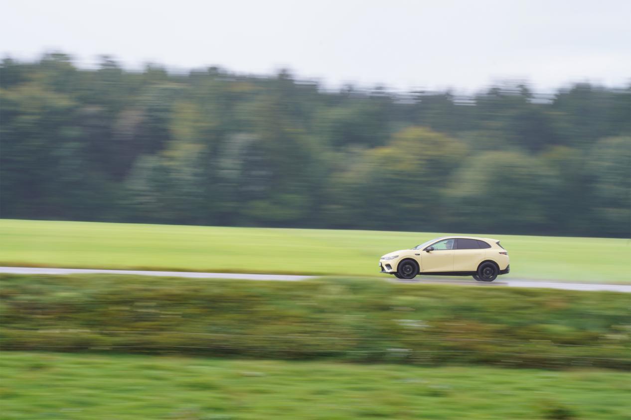 零跑Lafa5出来之后，感觉高尔夫GTI的信仰真的要崩塌了，两个车设计风格接近，