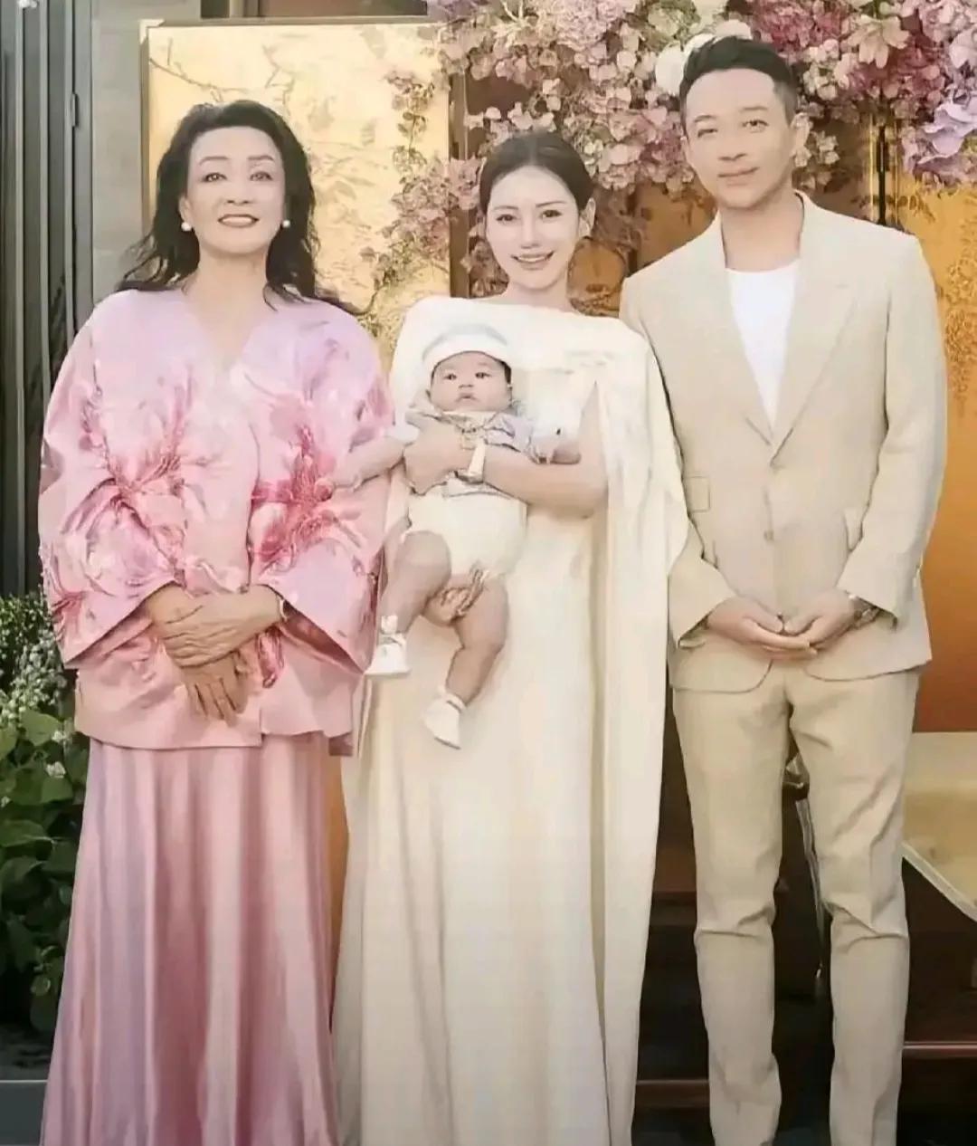 张兰这一套，太好看了！大气又优雅，颜色也好看，应景这小宝宝，一天一个样