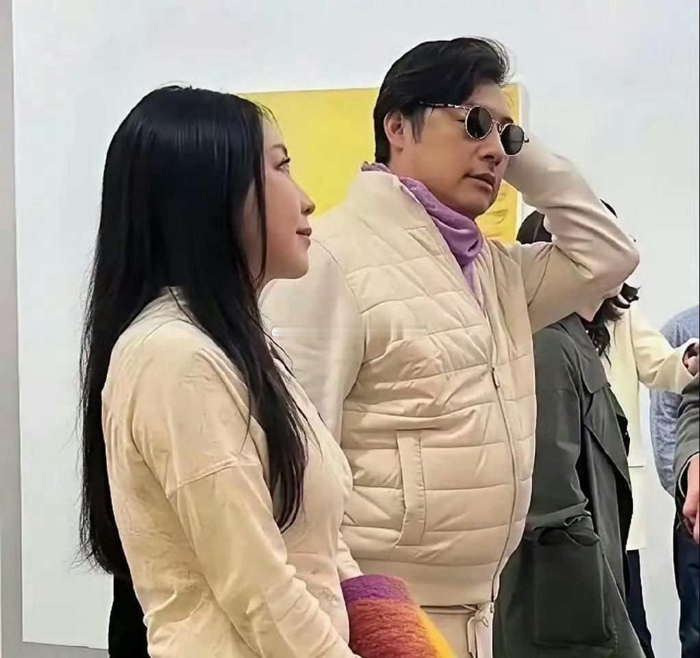 王岳伦带着新女友穿着情侣装参加某参展商邀请会，女友长发飘飘，身材高挑，但是颜值真