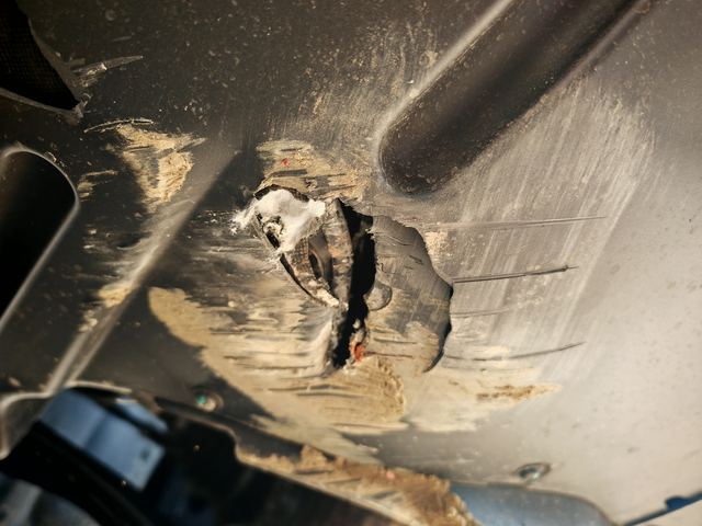 没看到门口的一个坑过去的时候听见咚的一声，下来看就这样了，大佬们帮忙看看，这种