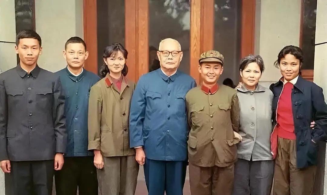 1974年，在北京叶剑英元帅的家里。一张老照片里，六名子女围着他坐着说话，每