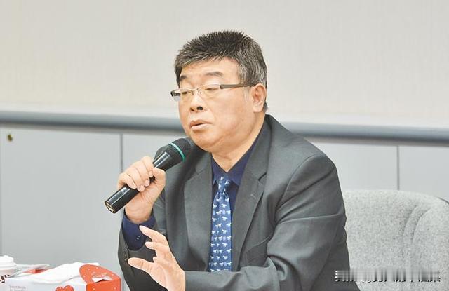 按邱毅的说法，郑丽文是想抓热门话题为自己加分，结果弄巧成拙，她并不是“舔日”行为