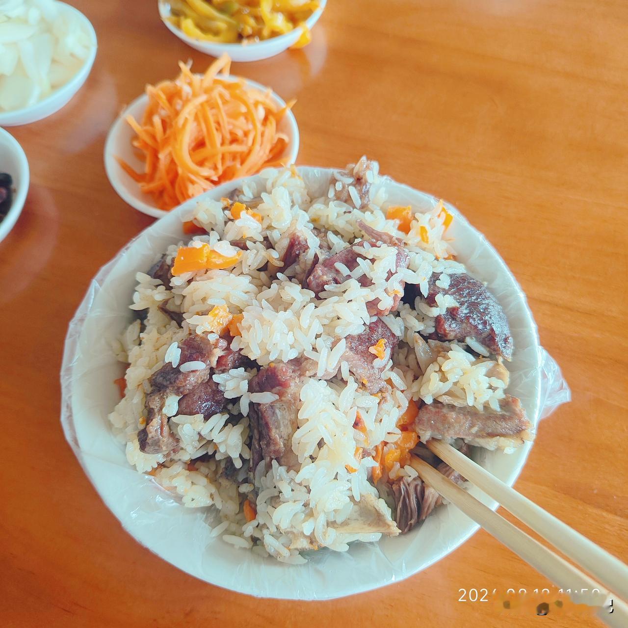 晒图笔记大赛第一次吃新疆人做的手抓饭，羊肉很软烂，米饭里面除了胡萝卜也没有其他蔬