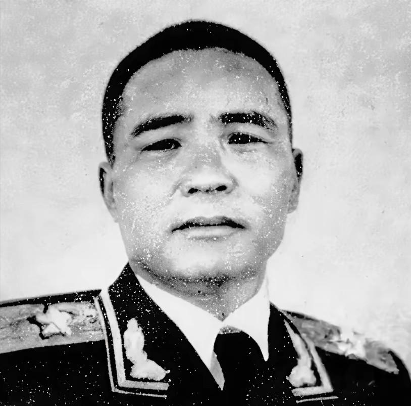 1950年，恩施军分区司令员王定烈乘车去剿匪，途中得知参谋在出发前打了电话，感觉