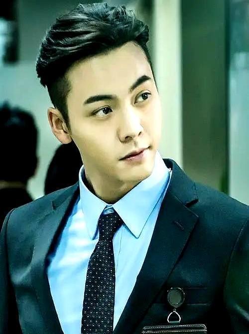 陈伟霆穿杰尼亚洗碗，西装卖断货了。不是他演得有多绝，是千万男人终于敢穿着三万块