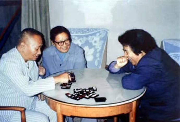 一九九二年，李讷与二哥毛岸青、二嫂邵华在一起。李讷与毛岸青虽然并非一母同胞，但兄