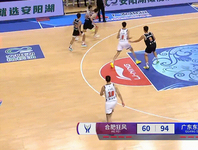 辽宁籍球员彭士峻终于出口怨气了，对阵旧主广东宏远不手软，封盖杜润旺的三分投篮反击