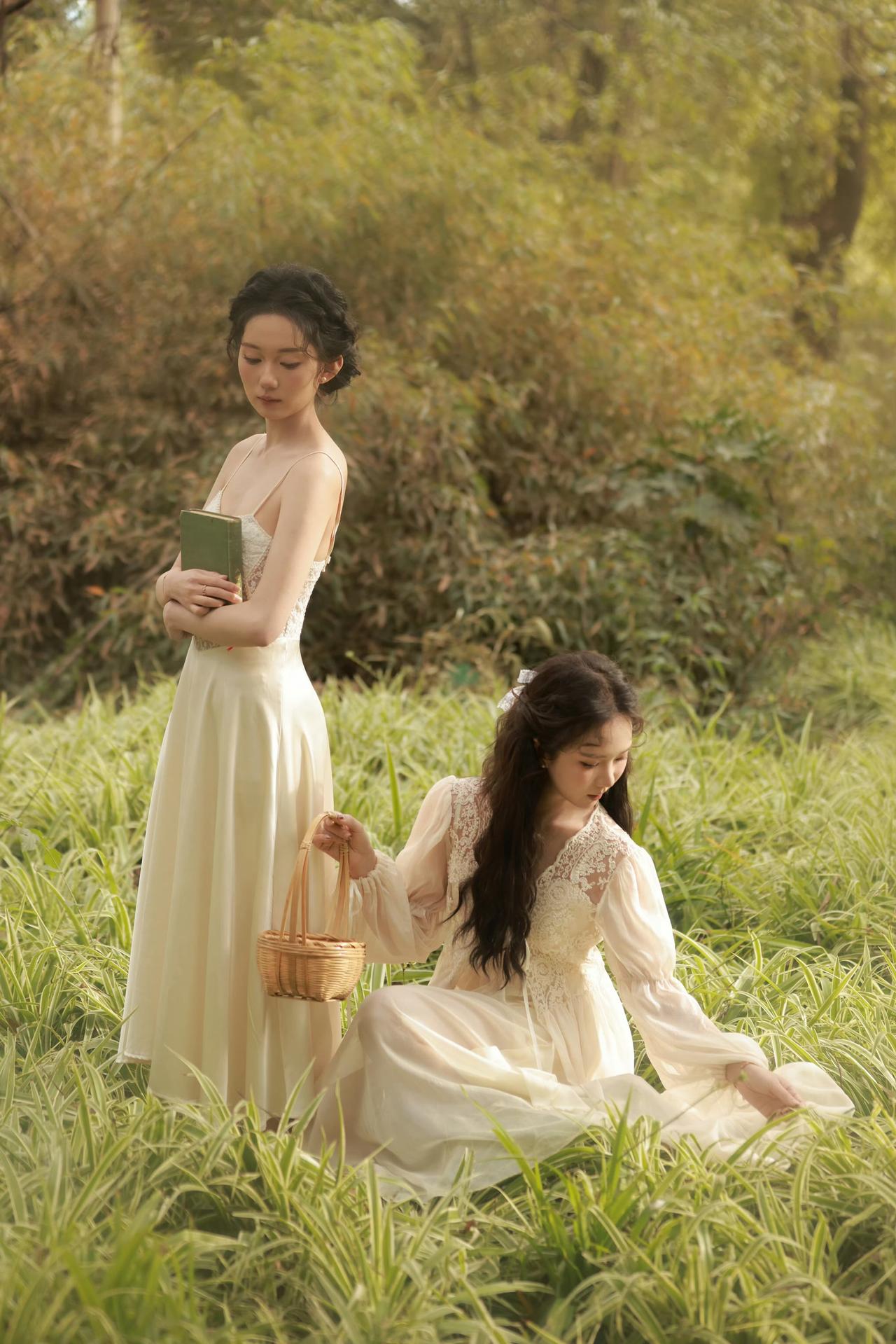 裙摆轻扬，花香漫溢，书页藏着细碎温柔，牵手走过满是柔光的时光。岁岁年年，愿我