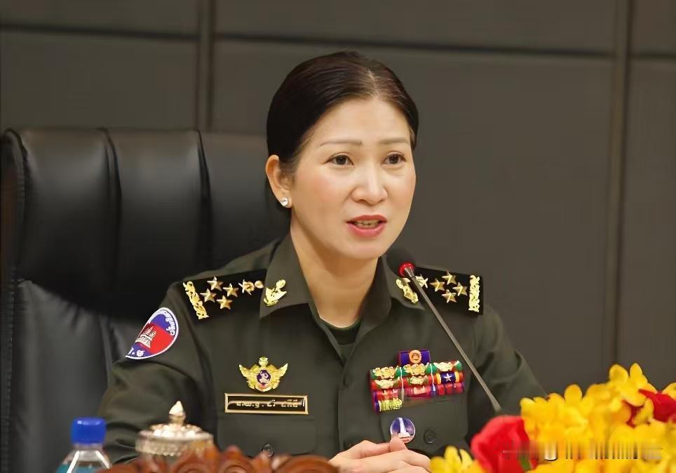 最近很多人吐糟说，柬埔寨的将军数量太多了，30多岁的四星上将一大把。其实这恰恰是