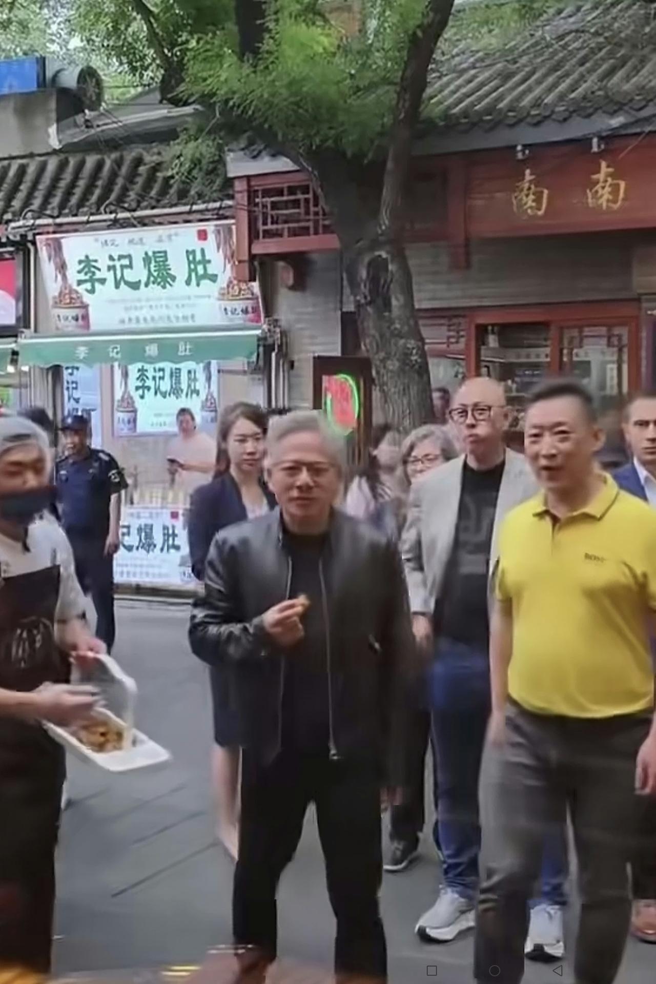 不知大家发现没有：英伟达老板黄仁勋近期在大陆和台湾活动和逛街，有两个特别明显的特