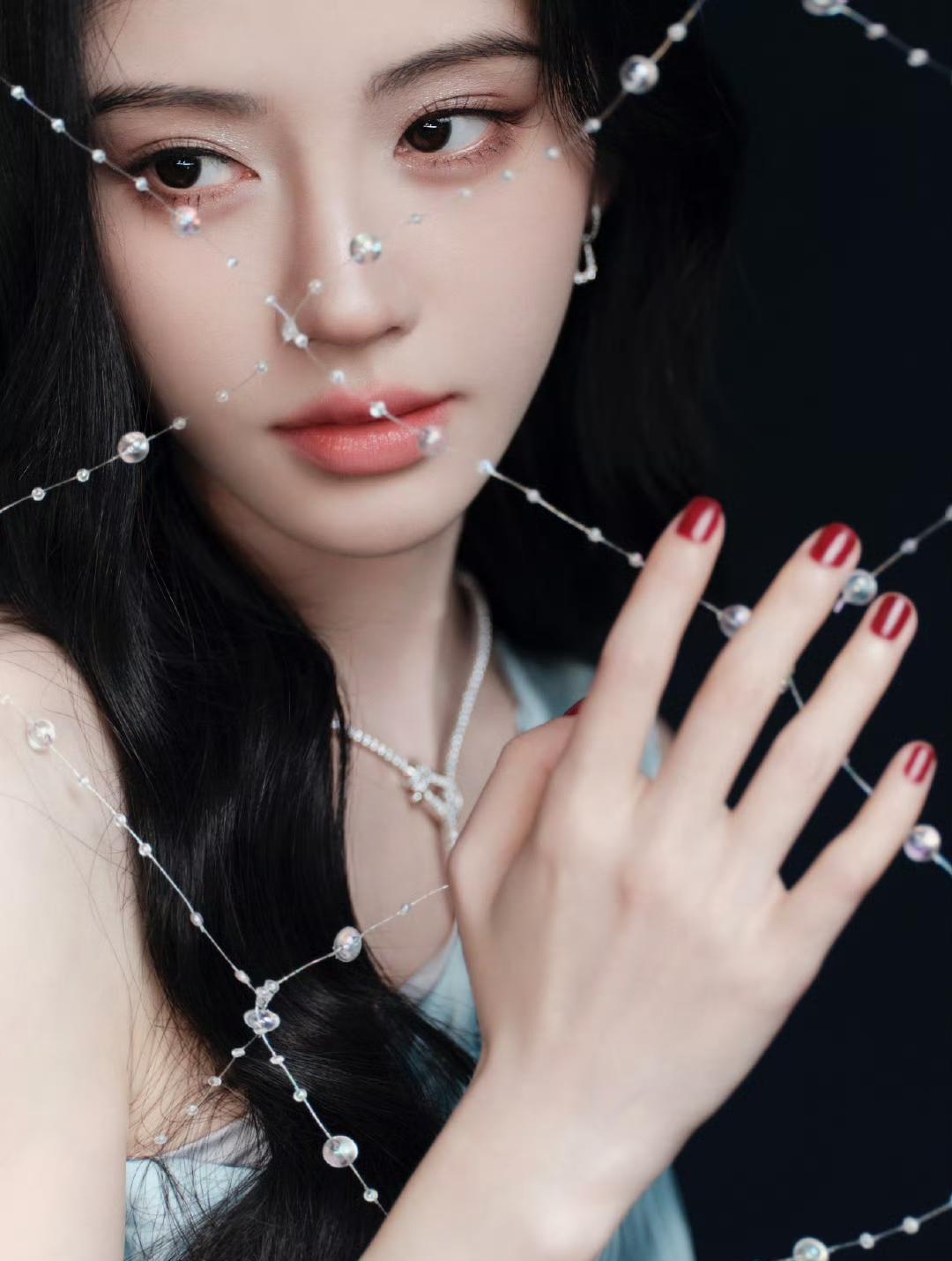 这套高定裙子在骗你的眼睛。鞠婧祎身上那条淡蓝色丝绸，不是垂下来的，是沿着身体曲