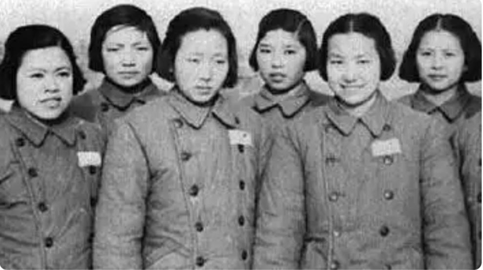 怀旧老照片共享这张照片上的女兵可不是影视剧里的演员，而是在中国人民解放军第四野战