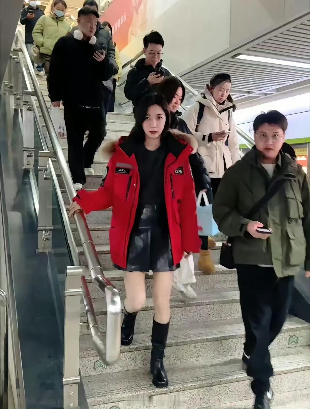 她是娱乐圈幸运也最倒霉的女明星，曾经20岁出头一夜爆红，本来起码应该红个七八年，