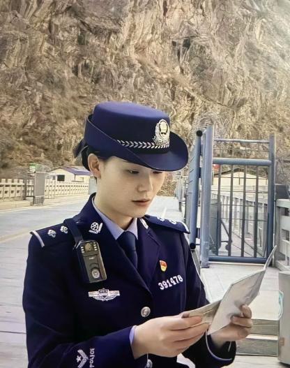 看哭了。两次天灾同一条通道，90后女警文燕失联五天：391478，收到请回答。
