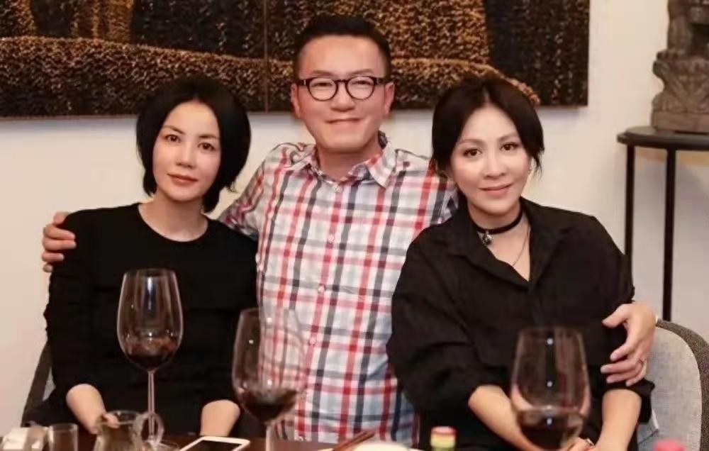 近日，56岁的王菲与好友刘嘉玲在豪宅中相聚。她以素颜亮相，一头利落短发，身穿简约