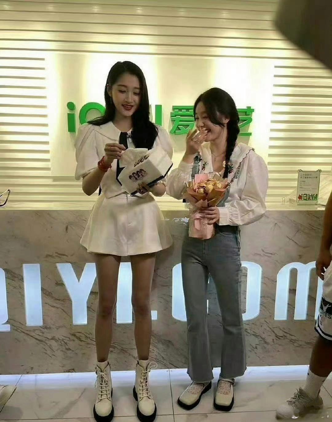 这是关晓彤的腿吗？咋又细又长