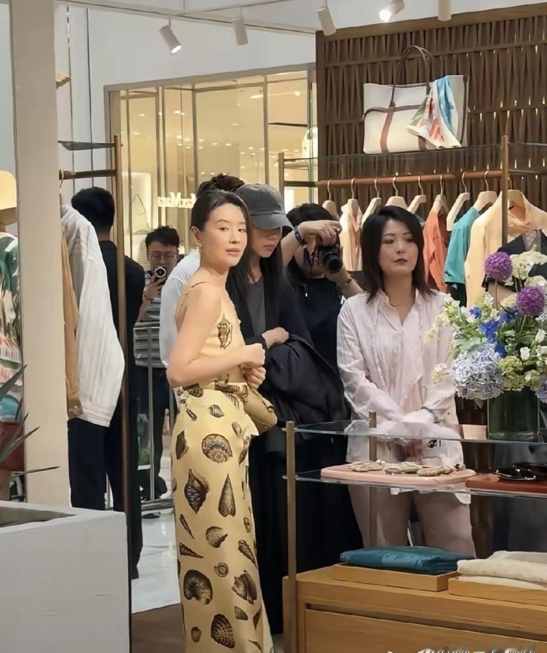 网友在商场碰到董洁，本人又嫩又美，气质没得说。​​​