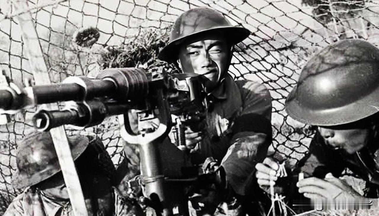 在1937年，机枪手卿伯金正在放哨，突然听到了稻田中奇怪的水声，他小心地摸过去一