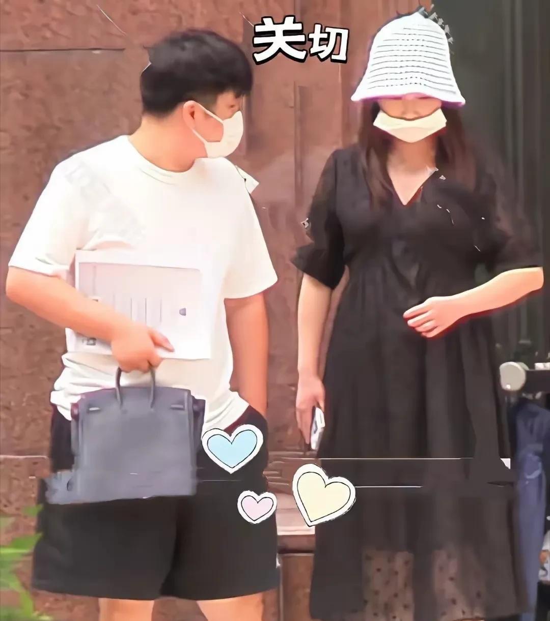 阚清子和老公周浩同框，原来是去医院正常孕检。老公全程体贴，嘘寒问暖，如影随形。所