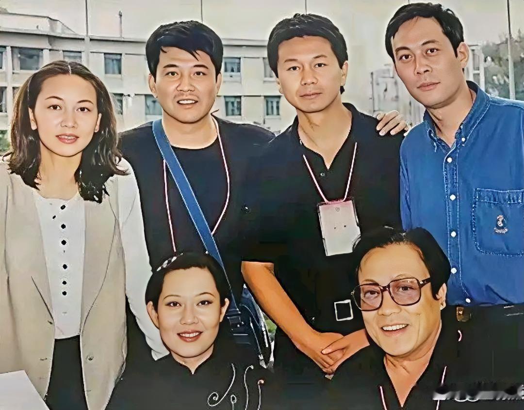 仔细一看，后排就认得出疏眉朗目，气宇不凡的张光北。坐前排右边是气色盈和，气质尔雅