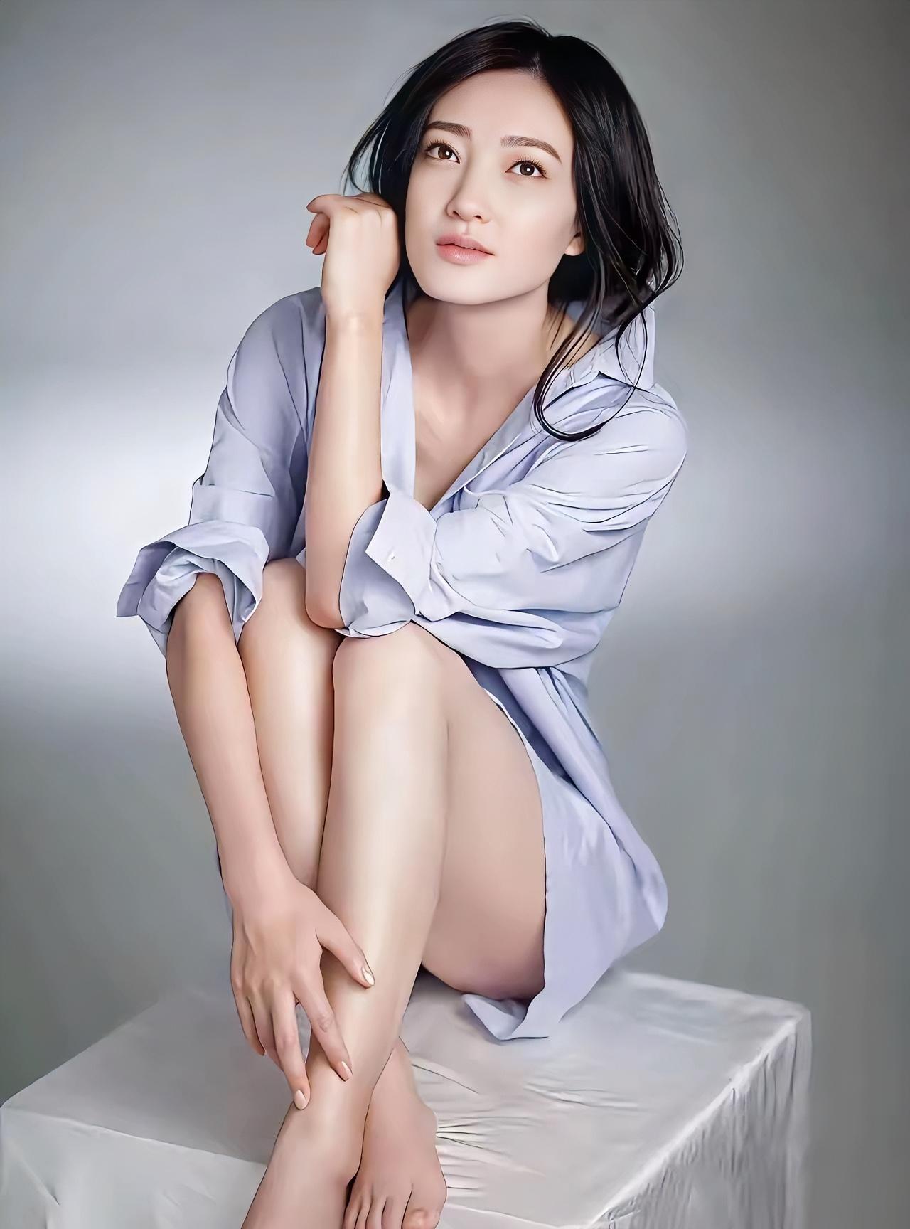 王丽坤，手和脚都那么美，那么真实，素甲美脚