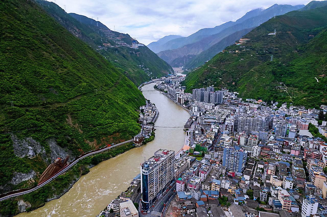 四川地震02月08日14时06分在四川甘孜州泸定县（北纬29.52度，东经101