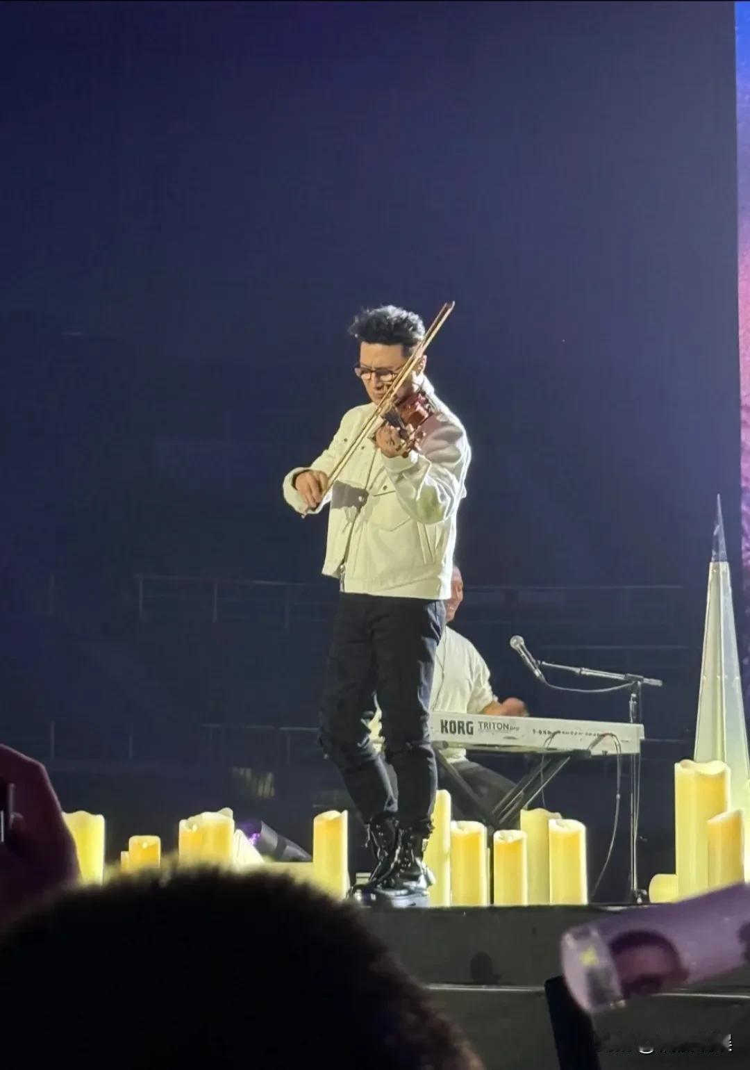 不怪汪峰在天津演唱会激情四射，一下子是弹着吉他的摇滚王子，一下又变成拉小提琴的文