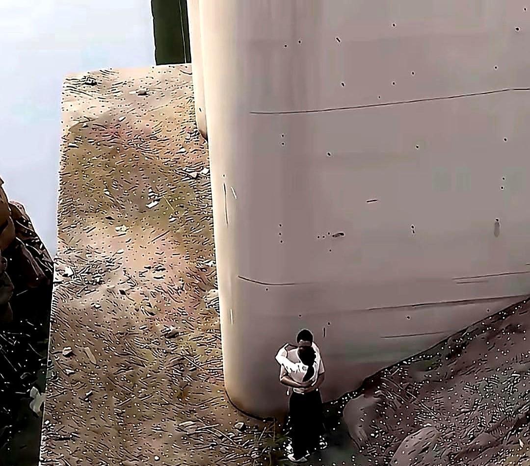 凌晨四点，北京郊区的钓位被人抢光了。不是为了鱼，是为了安静。手机没信号，脑子