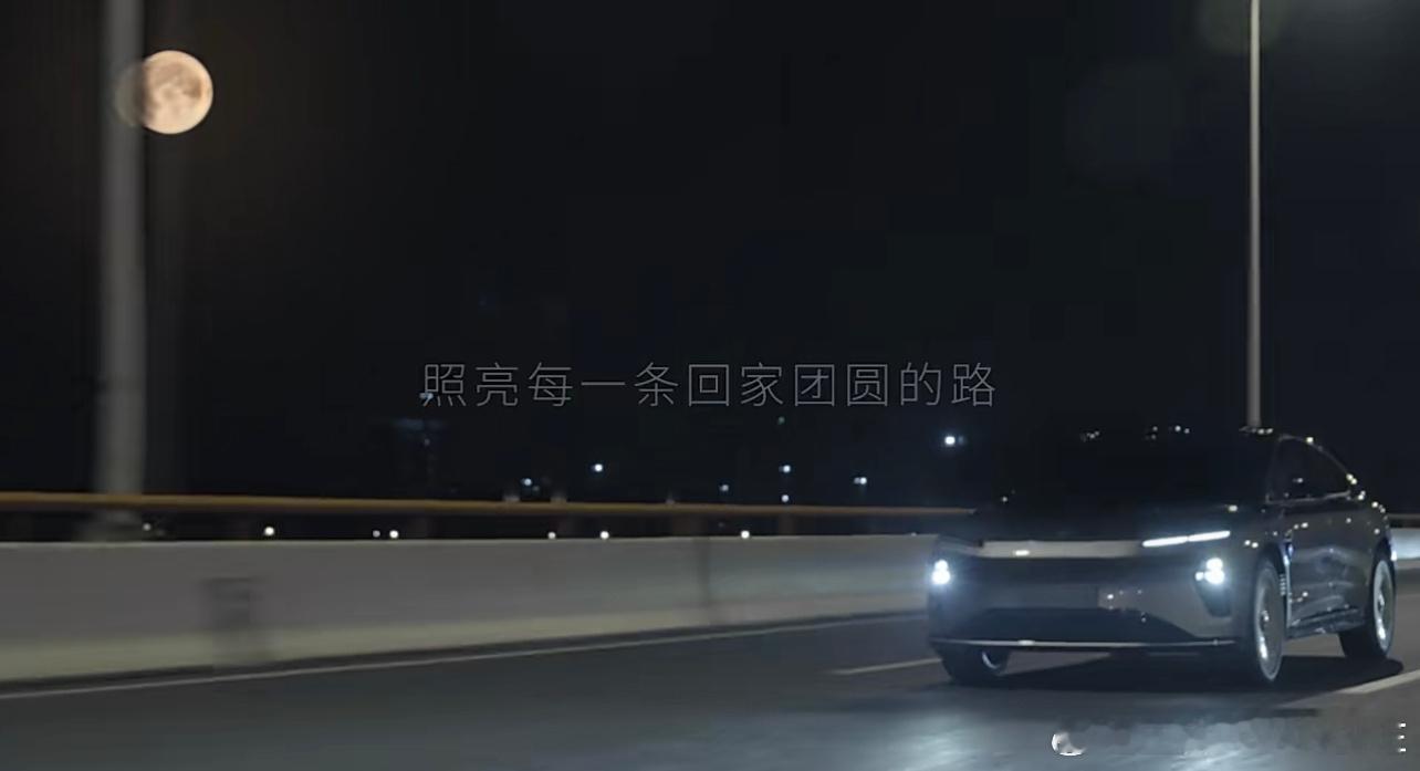 路上生明月的浪漫谁懂啊中秋之夜，当许多人踏上归途，天边的月亮或许会被云层或高楼
