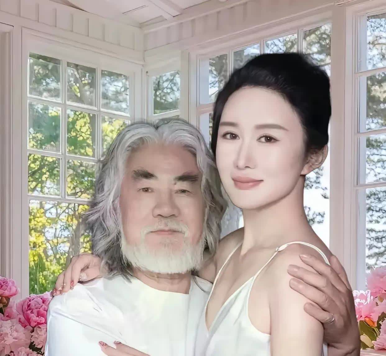 74岁的张纪中，白发苍苍，和妻子站在一起，真的很别扭，有人说张纪中很健壮，别看面