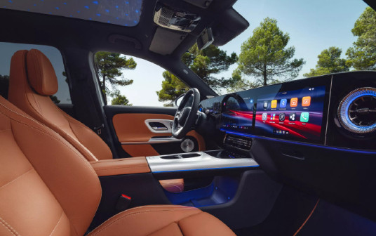 GLB这次换代，奔驰是真急了，内饰官图已经提前泄露——三联屏直接照搬CLA那套。