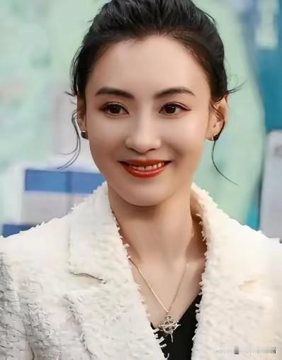 我们都被骗了，骗了好多年。张柏芝那个被群嘲了二十年的公鸭嗓，7月30号晚上在