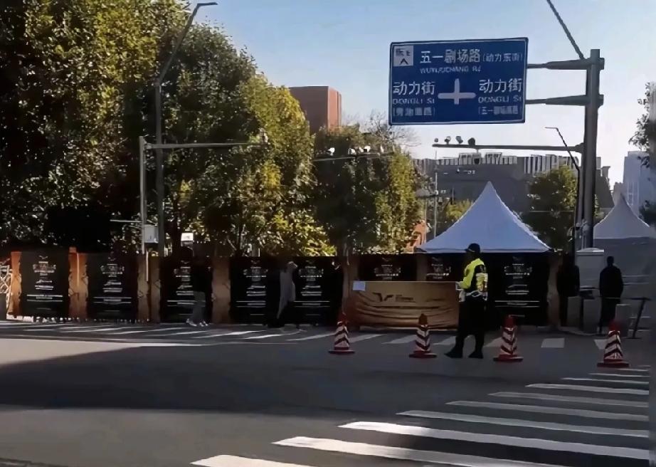 这下买不到票的饭圈老实了，昨天王皓在首钢园场馆外被一群人堵着骂，喊“林诗栋上一单