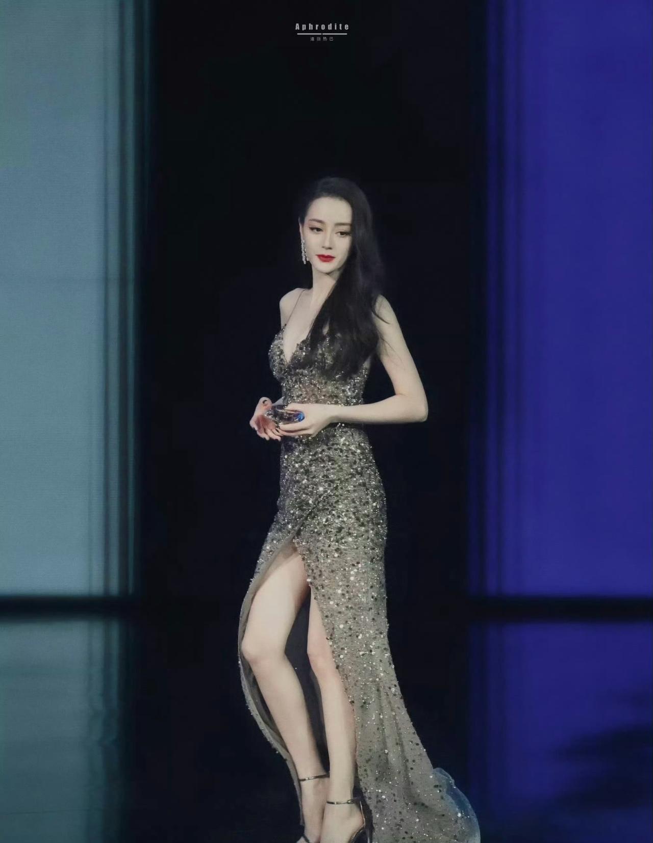 我对热巴这条星光大赏的造型印象很深，裙子很简单但是她穿起来摇曳生姿。还有GQ海边