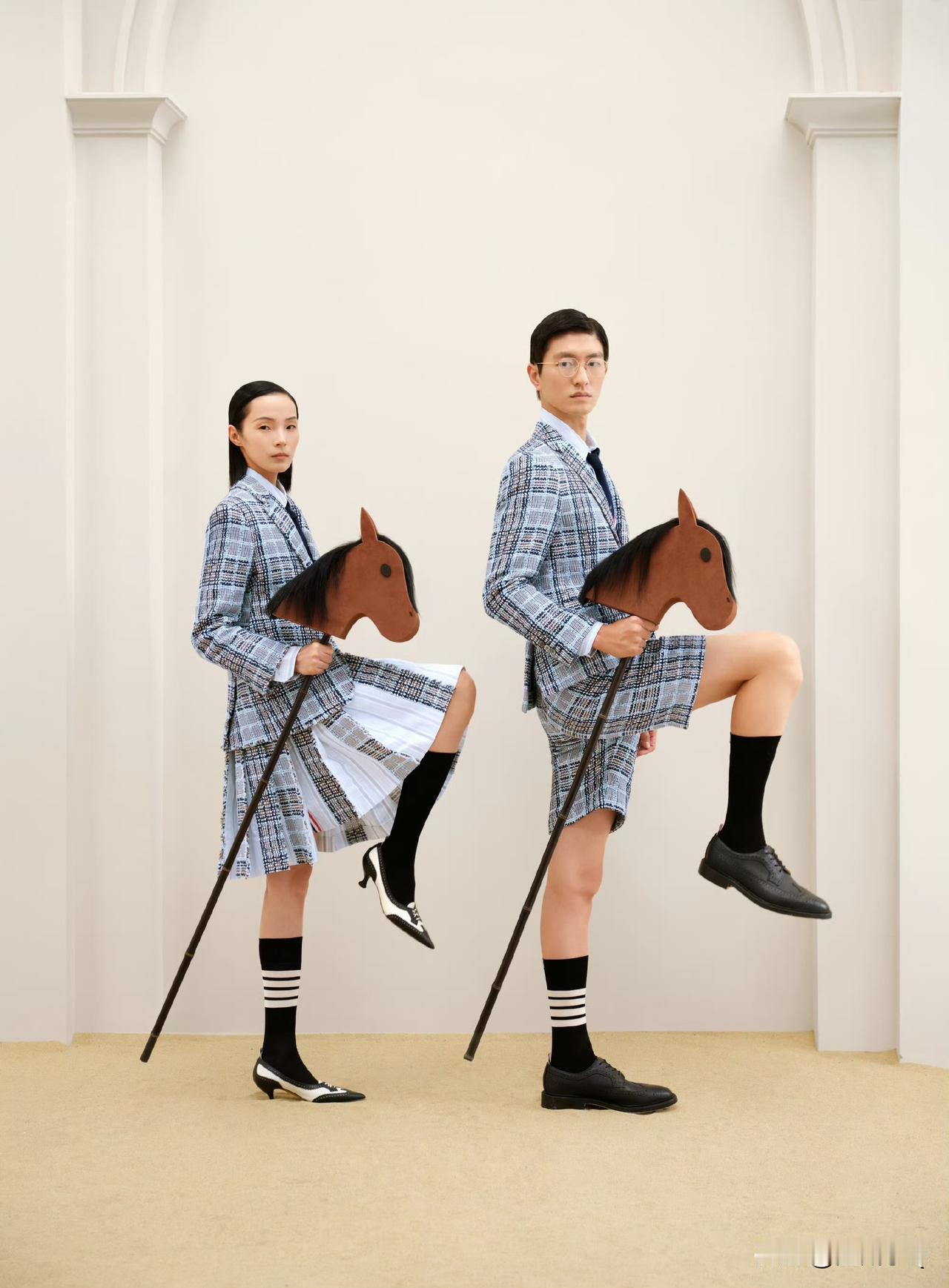 超模夫妻档上线，金大川和雎晓雯穿情侣穿拍摄马年大片，逗趣互动尽显默契，两人天造地