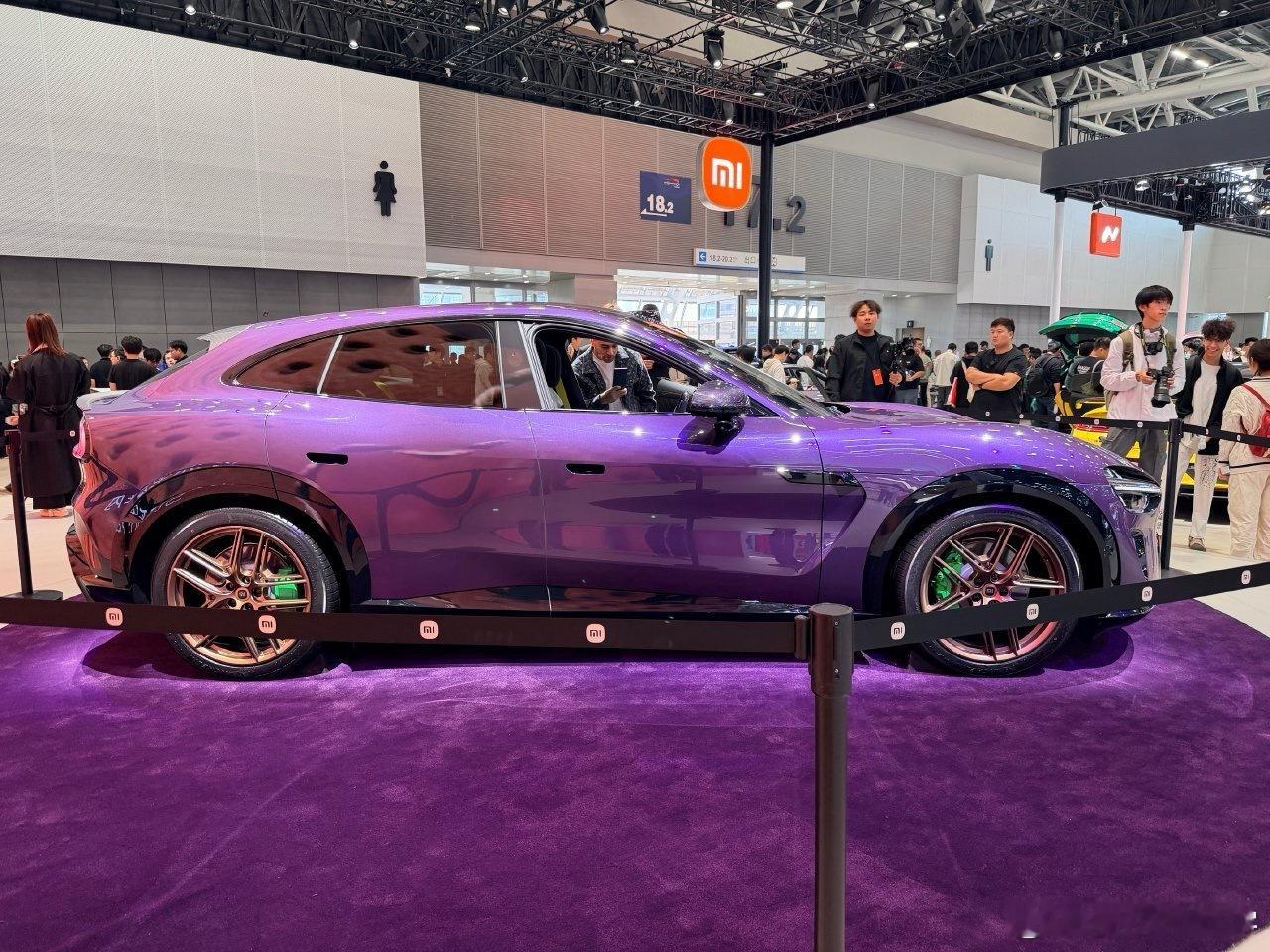 小米Yu7的紫水晶色还是挺好看的，不过看轮毂这么大尺寸的轮毂配一个这么小的刹车卡