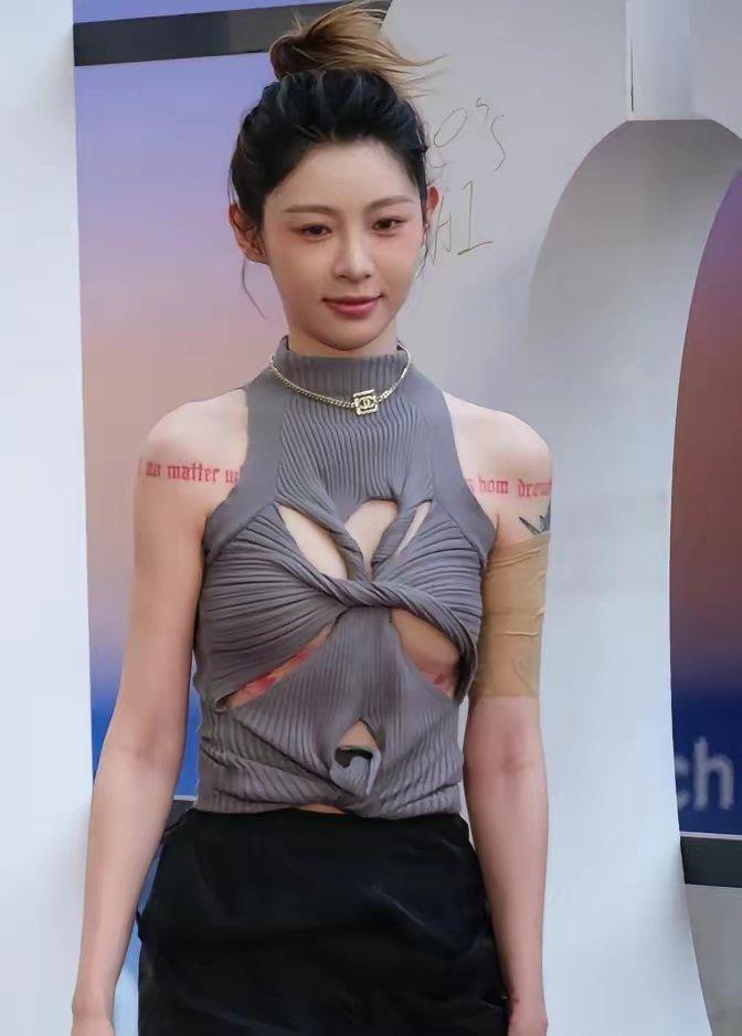 痞幼走红毯像换了个人，连眼神都透露着富贵气