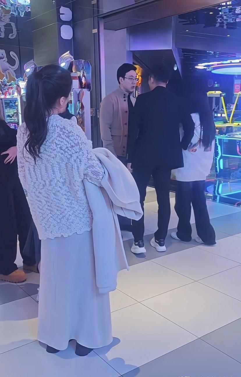 挺着大肚子自己拿行李就是“委屈”了？那亲爹再婚、后妈进门、马上还要有新弟弟妹妹