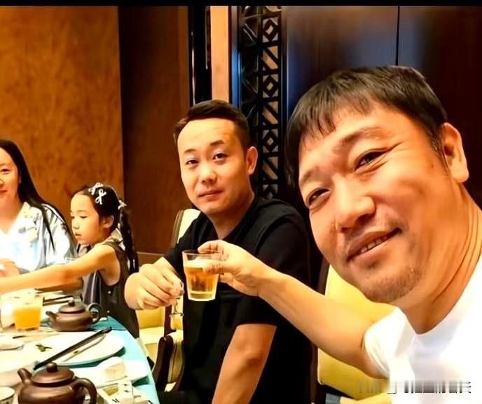 8月3号夜里，成都一家川菜馆的包间里，贾冰和老战友喝到兴起，白T、胡茬、烟气、啤