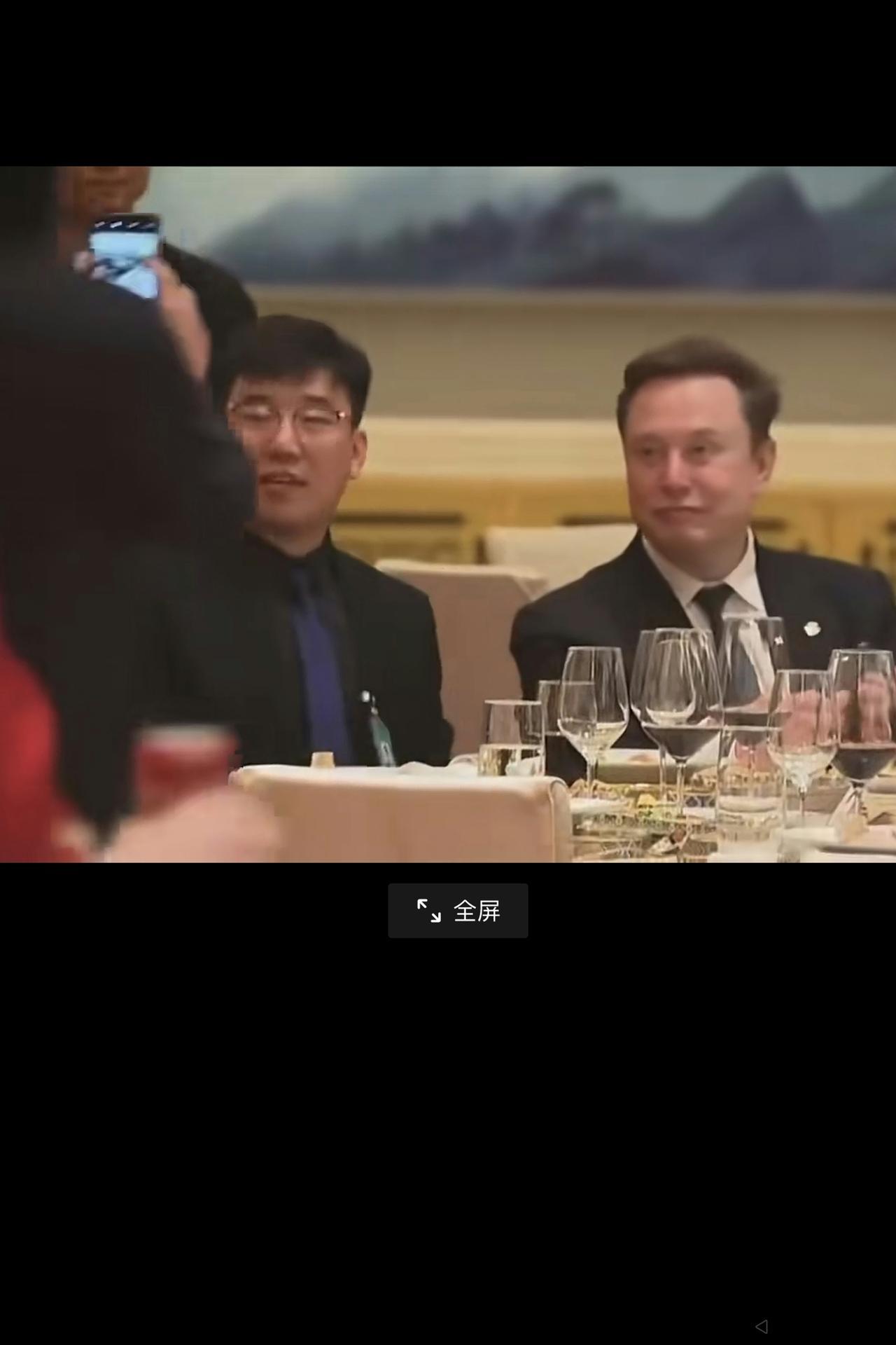 从连贯的视频看：前天晚上雷军主动找马斯克打招呼受到慢待的事，还真不是马斯克的傲慢