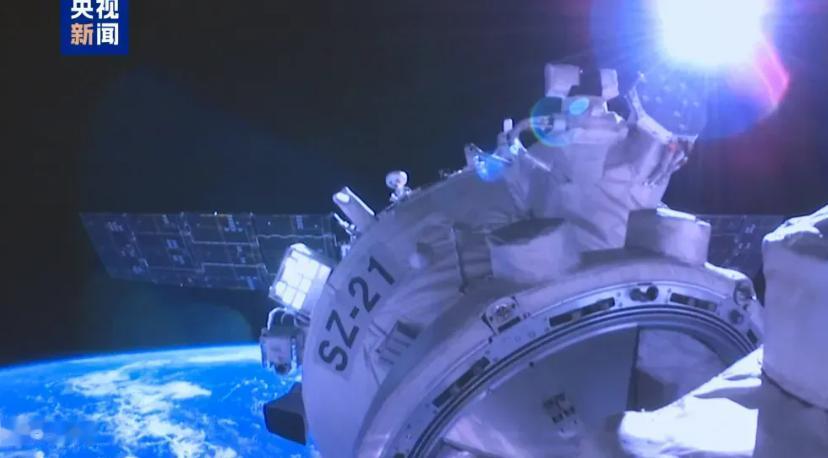 神舟二十号被撞出裂纹，航天员改乘二十一号返航；9天解决问题，外国网友惊掉下巴