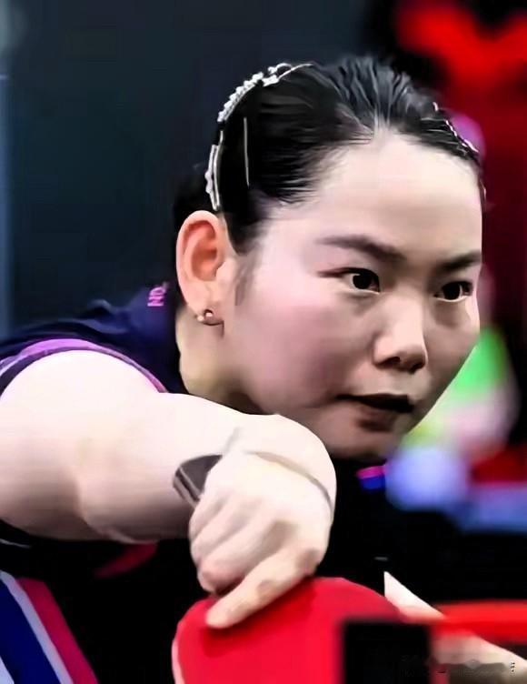 终于明白！为什么其他陪练都走了，何卓佳不走。​她跟莎莎原来有四个人陪练小组，后