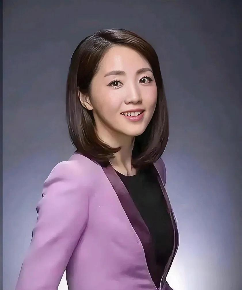 说到杨丹，大家的第一印象肯定是她那份温柔亲切的气质。每天准时出现在天气预报节目中