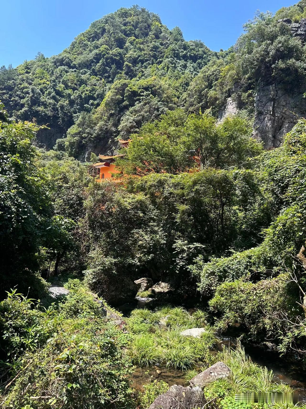 1、提防着任何人，哪怕你的亲人。这世上，最不能随便掏心掏肺的，就是人心。哪怕是