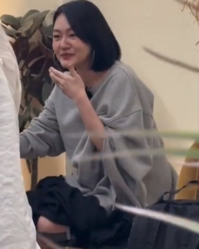 都说小s韩国被偶尔，健康状态让人担忧，但是看她有说有笑的样子，真看不出来悲伤