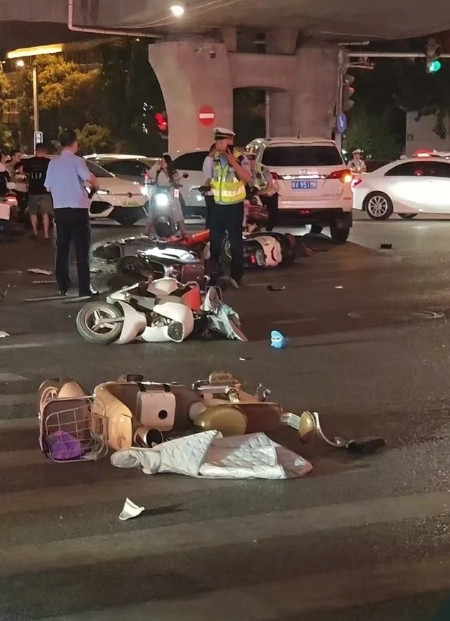 11号晚郑州电瓶车倒了一片，这个女司机好委屈的样子，希望大家都平安，车子受损不要
