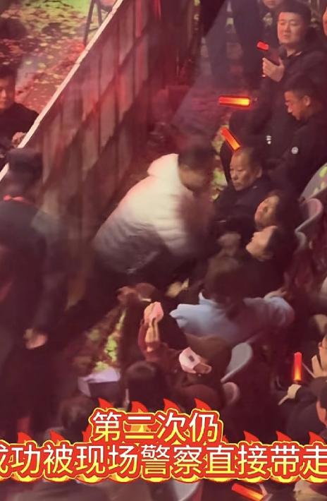 岳云鹏西安演唱会出现不和谐一幕，有一名女子连续两次往台上扔荧光棒，她是花1580