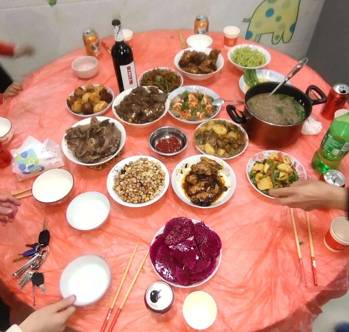 一家人准备了大半天，虽然没有大厨风范，卖相欠佳，但也算丰盛，味道地道的家常年夜饭