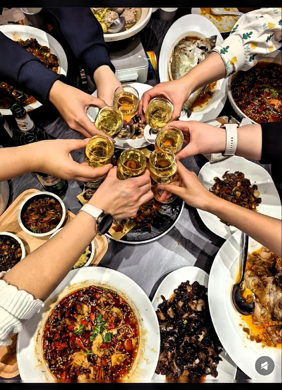 笑不活！公司聚餐，老板说可以带自己的另一半，一小姑娘憋了半天“别人的老公能带来